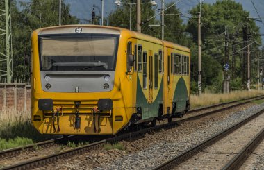 Sarı ve turuncu treni Kostov istasyonu yakınında