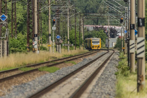 黄色とオレンジ色の電車 Kostov 駅付近 — ストック写真