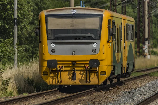 Gele en oranje trein in de buurt van Kostov station — Stockfoto