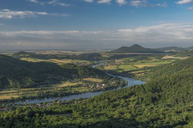 Sunrise Labe Nehri üzerinden Skalky görünüm