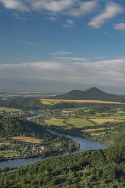 Sunrise Labe Nehri üzerinden Skalky görünüm