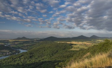 Sunrise Labe Nehri üzerinden Skalky görünüm