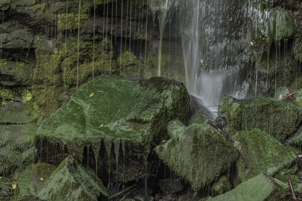 Vrkoc Wasserfall in der Nähe der Labe mit schönen grünen Moossteinen — Stockfoto