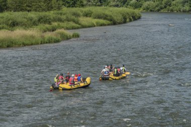 Mavi gökyüzü ile yağmur sonra Dunajec nehrinde tekne