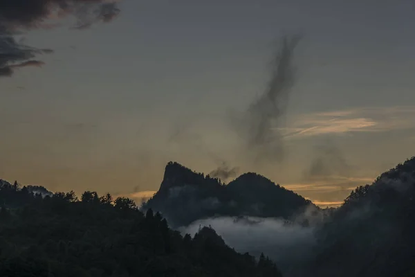 Tramonto nel villaggio di Lesnica dopo la tempesta — Foto Stock