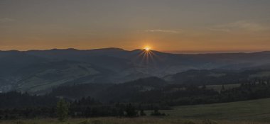 Güzel gündoğumu ile Pieniny milli park görünümünde