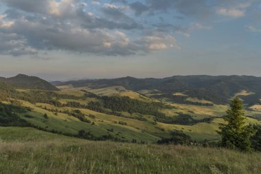 Akşam Slachovky tepe üzerinde gün batımı ile