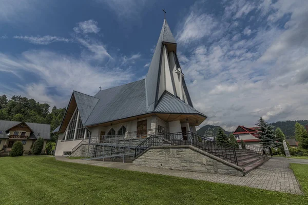 Mavi gökyüzü ile Stromowce Nizne Köyü Kilisesi