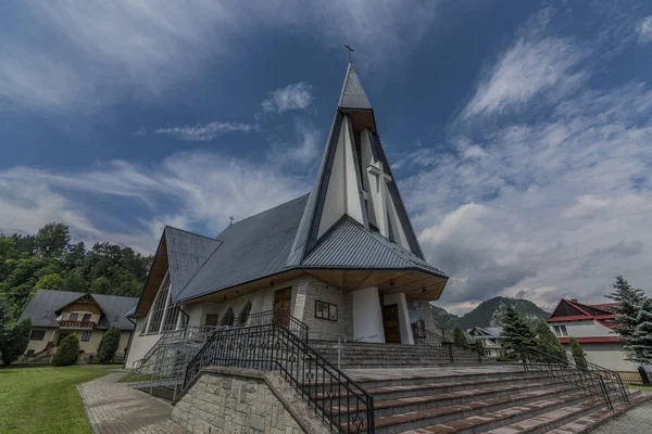 Kirche in stromowce nizne Dorf mit blauem Himmel — Stockfoto