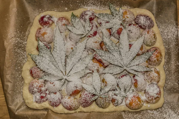 Prima di cottura di torta di albicocca di marijuana — Foto Stock