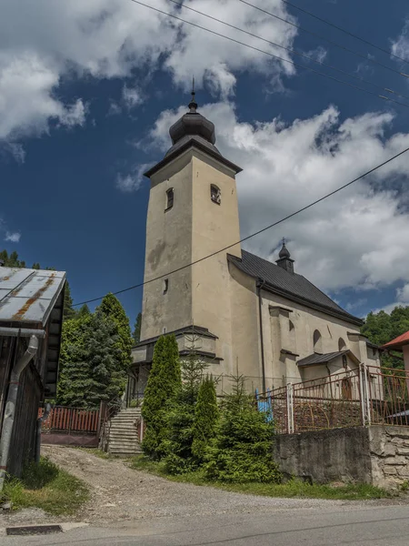 Iglesia en Lesnica pueblo en el parque nacional de Pieniny —  Fotos de Stock