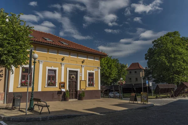 Slunečné ráno v historickém centru města Kežmarok — Stock fotografie