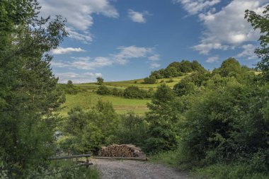 Lesnica köy içinde güneşli yaz gün