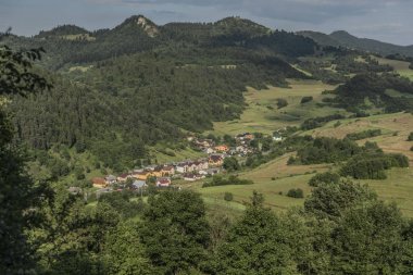 Lesnica köy içinde güneşli yaz gün