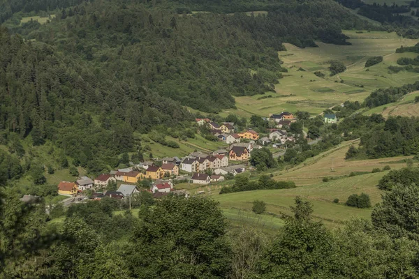 Słoneczny letni dzień nad wieś Leśnica — Zdjęcie stockowe