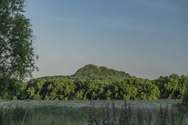 Abend im westlichen Ceske Stredohori-Gebirge — Stockfoto