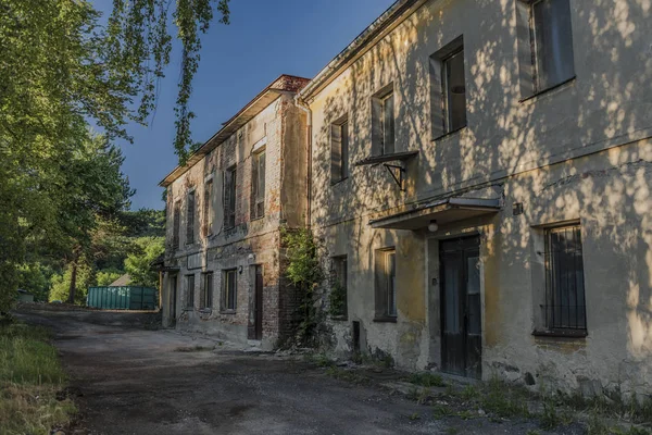 Staré pozůstatky budov ve vesnici Medvedice — Stock fotografie