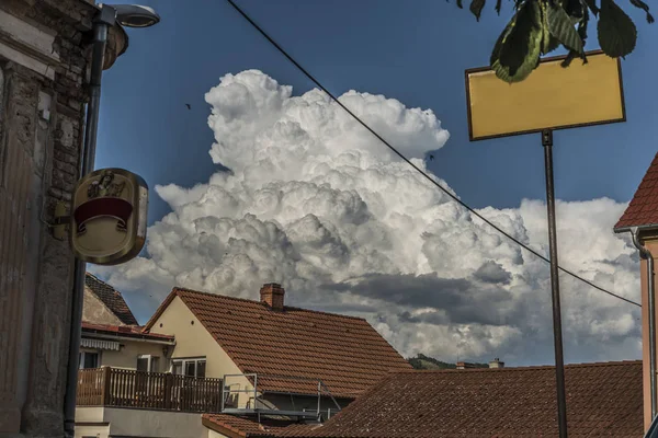 Большие белые облака над крышами деревни Прачковице — стоковое фото