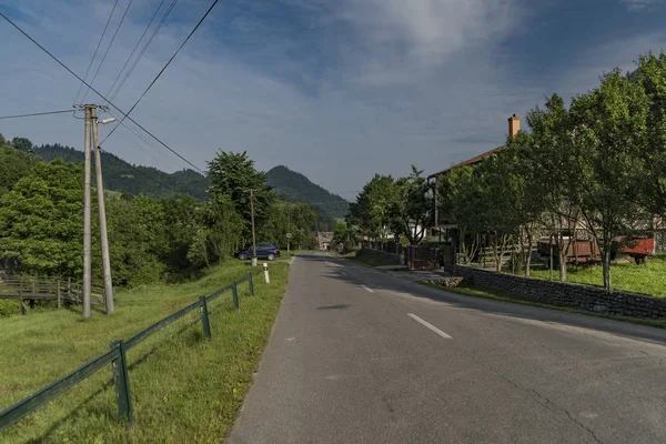 Silnice u obce Lesnica v národním parku Pieniny — Stock fotografie