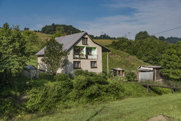 Huis in Lesnica dorp in Pieniny Nationaal park — Stockfoto