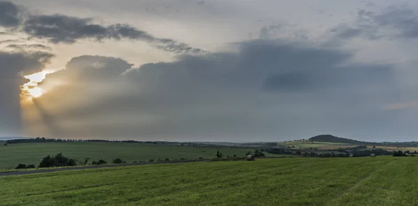 Voordat de storm in avond in Krusne hory bergen — Stockfoto