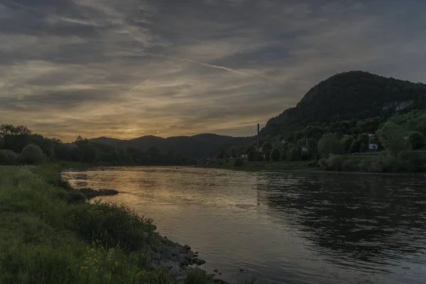 Zachód słońca w pobliżu rzeki Labe w miejscowości Velke Brezno — Zdjęcie stockowe