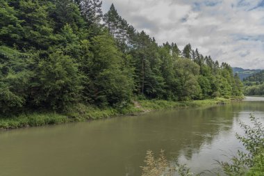Nehir Dunajec yazın ortasında fırtına öncesi