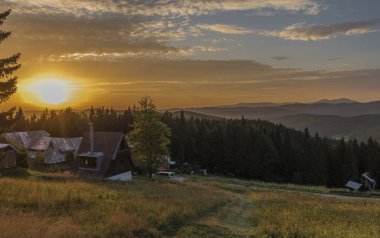 Günbatımı Kasarna Köyü yakınındaki yaz akşamları