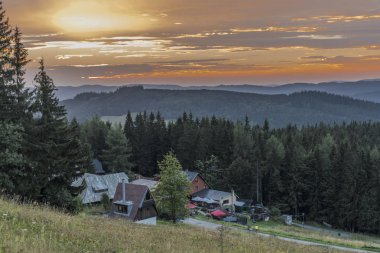Günbatımı Kasarna Köyü yakınındaki yaz akşamları