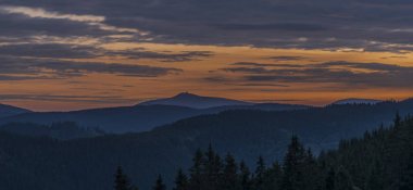 Günbatımı Kasarna Köyü yakınındaki yaz akşamları