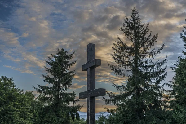 斯洛伐克 velky javornik 山上的十字架 — 图库照片