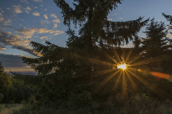 Nascer do sol na colina Velky Javonik na Eslováquia — Fotografia de Stock