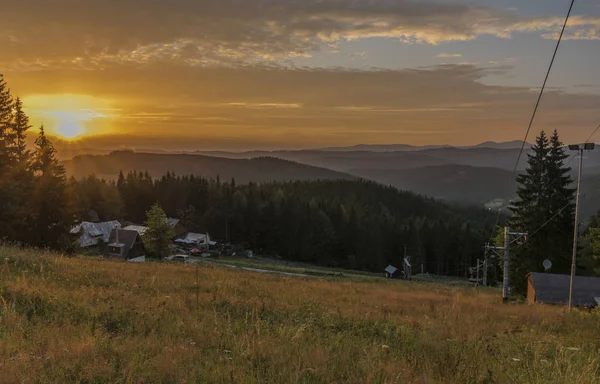 Sonnenuntergang am Sommerabend in der Nähe des Dorfes Kasarna — Stockfoto