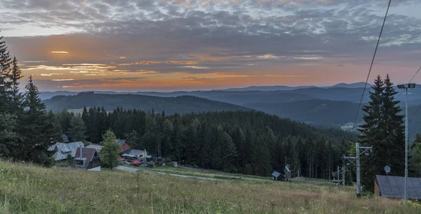 Günbatımı Kasarna Köyü yakınındaki yaz akşamları — Stok fotoğraf