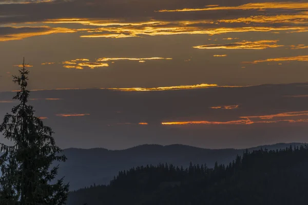 Pôr do sol na noite de verão perto da aldeia de Kasarna — Fotografia de Stock