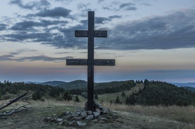 Büyük bir haç ile Slovakya Velky Javonik Tepesi'ndeki gündoğumu