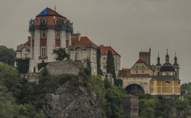 Vranov nad bulutlu gün kalede Dyji beldesi