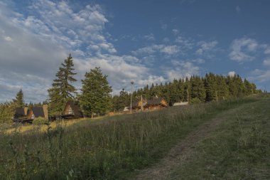 Günbatımı Kasarna Köyü yakınındaki yaz akşamları