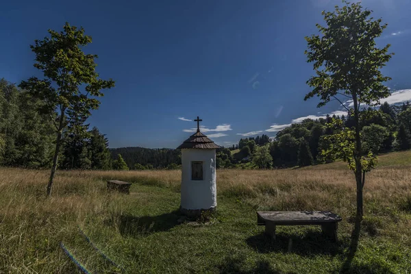 Capela pequena branca perto da aldeia de Velke Karlovice — Fotografia de Stock