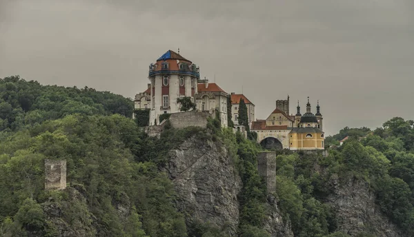 Vranov nad Dyji stad met kasteel in bewolkte dag — Stockfoto