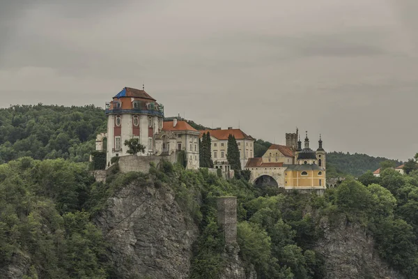 Vranov nad Dyji stad met kasteel in bewolkte dag — Stockfoto