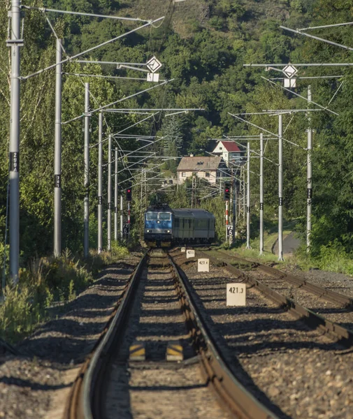 Spěšný vlak nedaleko mostu v údolí řeky Labe — Stock fotografie