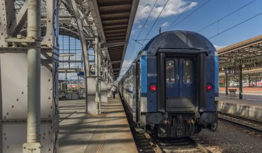 Hızlı tren istasyonunda Prag yolcular ile