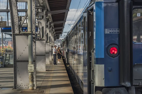 Schnellzug mit Fahrgästen im Bahnhof Prag — Stockfoto