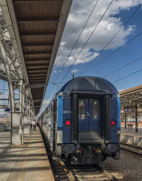 Hızlı tren istasyonunda Prag yolcular ile