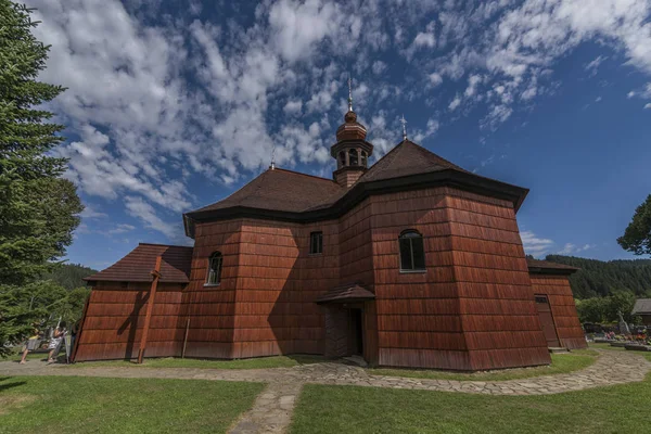 Holzkirche im Dorf Velke karlovice — Stockfoto