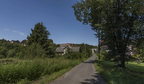 Radostin Dorf in der Nähe der Abzweigung Stadt in Nordböhmen — Stockfoto