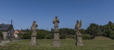 Kuzey Bohemya heykelleri ile güneşli günde Sychrov kalede