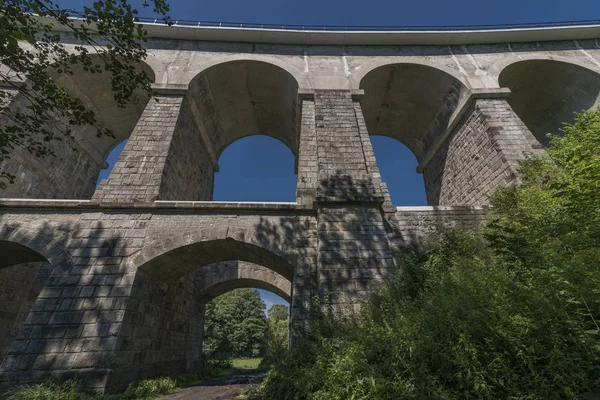 Kamenný železniční viadukt poblíž obce Sychrov — Stock fotografie