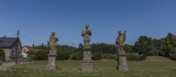 Sychrov κάστρο στη Βόρεια Βοημία σε ηλιόλουστη μέρα με τα αγάλματα — Φωτογραφία Αρχείου
